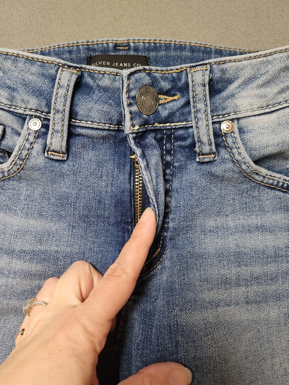 SILVER Avery Slim Crop jeans size 26 Distressed. - Picture 4 of 11
